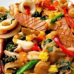 ผัดซีอิ้วปลาหมึก
