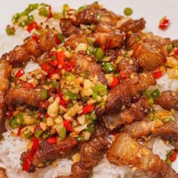 ข้าวหมูทอดคั่วพริกเกลือ