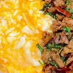 ข้าวไข่ข้นกระเพราเนื้อสับ