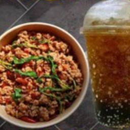 กระเพราหมูสับราดข้าว+โค้กแก้วโอ่ง