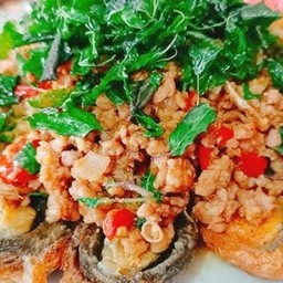 ผัดกระเพราไข่เยี่ยวม้าหมูสับ (กับข้าว)
