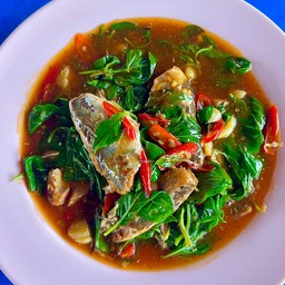 ผัดพริกสดโหระพา ปลาซาดีนราดข้าว