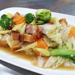 ข้าวราดผัดผักรวมหมูกรอบ