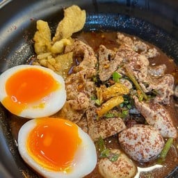 ก๋วยเตี๋ยวเรือหมูน้ำตก + ไข่เยิ้ม