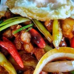 ข้าวราดพริกหมูกรอบ