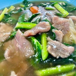 เส้นใหญ่ราดหน้าหมู