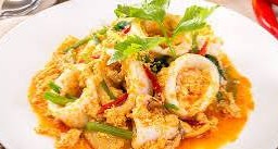 หมึกผัดผงกะกรี่ (กับข้าว)