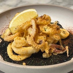 ปลาหมึกทอดกับซอสเอโอลี่หมึกดำ