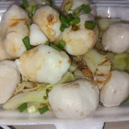 บะหมี่เหลืองลูกชิ้นหมู
