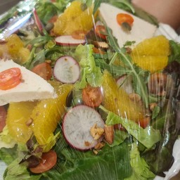 Garden salad with smoked Ricotta