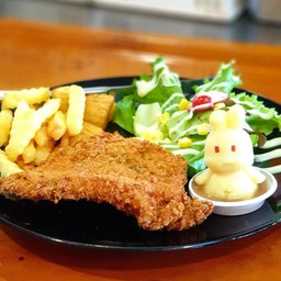 สเต็กไก่กรอบ พร้อมสลัดและมันเต๋าโฮมเมด กับมันบดและเฟรนฟรายส์