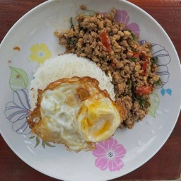 ผัดกะเพราราดข้าว
