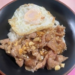 ข้าวหมูกระเทียม + ไข่ดาว