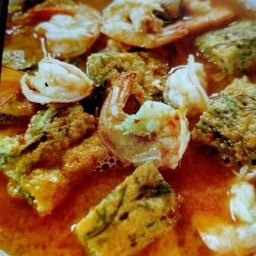 แกงส้มกุ้งชะอมไข่ พิเศษ