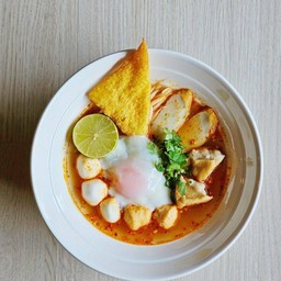 ก๋วยเตี๋ยวยำไข่ออนเซ็นลูกชิ้นปลาภูเก็ต