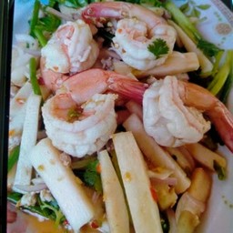 ยำยอดมะพร้าวกุ้งสด