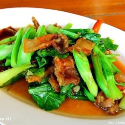 คะน้าหมูกรอบ ปลาเค็ม ปลากระป๋อง