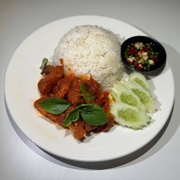 ข้าวราดผัดพริกแกง (เลือกเนื้อสัตว์ได้)