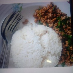 กระเพราหมูสับพริกเผาราดข้าว