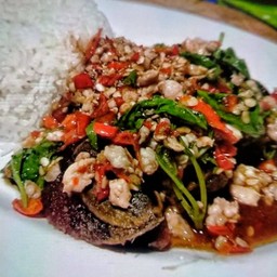 ข้าวกะเพราไข่เยี่ยวม้า