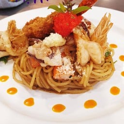 สปาเก็ตตี้ผัดพริกแห้งทะเลไข่กุ้ง