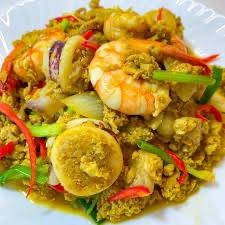 ทะเลผัดผงกะหรี่กุ้งหมึก (กับข้าว)