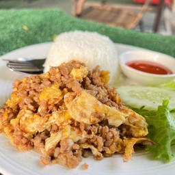 ข้าวหมูสับกระเทียมใส่ไข่โบราณ
