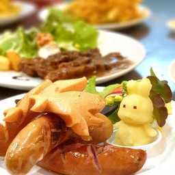 ไส้กรอกเยอรมันสามสหายกับมันบดและซอสสไปรซี่มัสตาร์ด