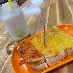 ขนมปังปิ้งแยม สตรอเบอรี่