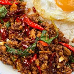 กระเพราหมูสับพริกแห้งไข่ดาวเบิ้มๆ