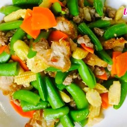 ผัดผักรวมหมูกรอบ(กับข้าว)