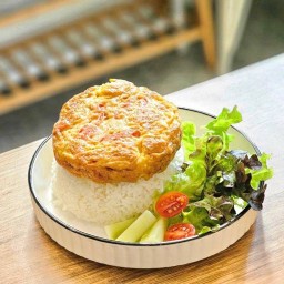 ข้าวไข่เจียวแฮมปูอัด