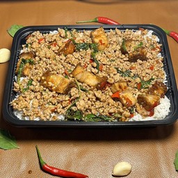 กะเพราถาด จุกจุก (หมูกรอบ+หมูสับ ปริมาณกล่อง 1250 ml.)