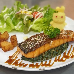 Set.ปลาแซลมอนย่างเทริยากิกับผัดผักโขมพาเมซานชีสและมันบด