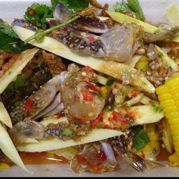 ยำปูม้ากุ้งสด