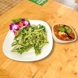 ยำผักบุ้งกรอบ