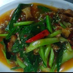 คะน้าหมูกรอบ (กับข้าว)