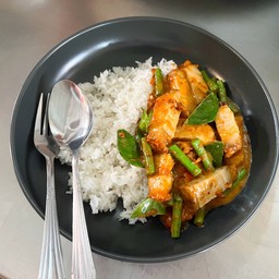 ผัดพริกแกงหมูกรอบ ราดข้าว