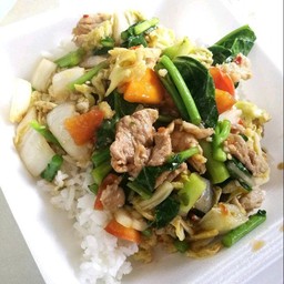 ผัดผักรวมหมูราดข้าว