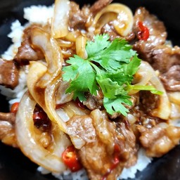เนื้อวัวออสเตรเลีย ผัดหอมใหญ่ใส่พริกสดซอย ราดข้าวสวย