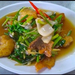 ปลากะพงผัดขึ้นฉ่าย (กับข้าว)