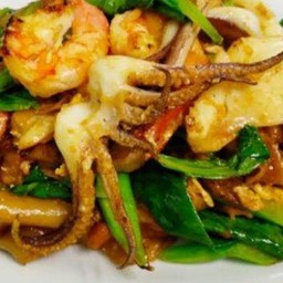 [อร่อยซ่ากับโค้ก] ผัดซีอิ้วทะเล +  โค้ก ออริจินัล (กระป๋อง)