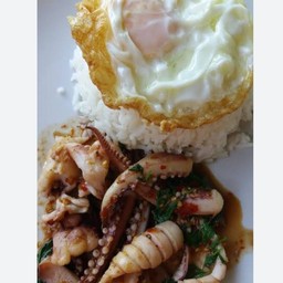 กระเพราปลามึกไข่ดาว  ราดข้าว