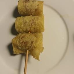 เกี๋ยวพันใส้กรอกแดง ไม้ละ