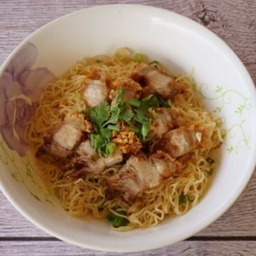 บะหมี่หมูกรอบ