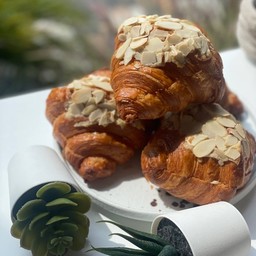 ครัวซองต์อัลมอนด์ L