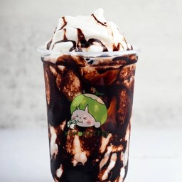 มะพร้าวน้ำหอม นมสดปั่น ราดซอสช็อกโกแลต ( มะพร้าวบ้านแพ้วแท้ 100%)