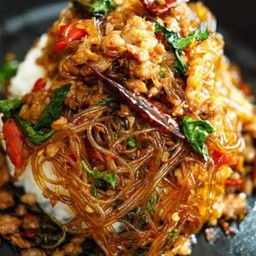 ข้าวราดกระเพราวุ้นเส้นหมูสับ