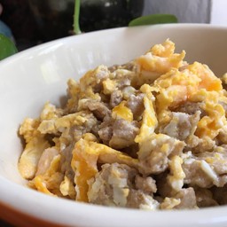 ข้าวราดหมูสับขยี้ไข่