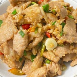 ข้าวหน้าหมูชิ้นผัดพริกขี้หนูสวน
